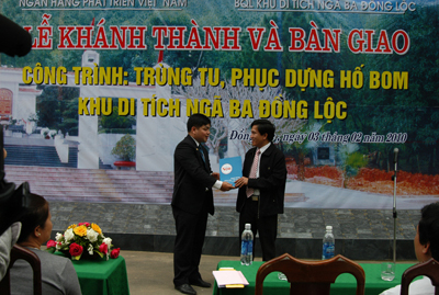 Ngân hàng phát triển Việt Nam tặng quà cho cán bộ BQL