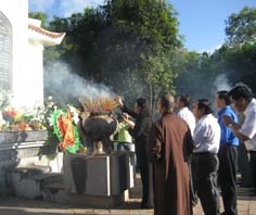 Dâng hương tưởng niệm